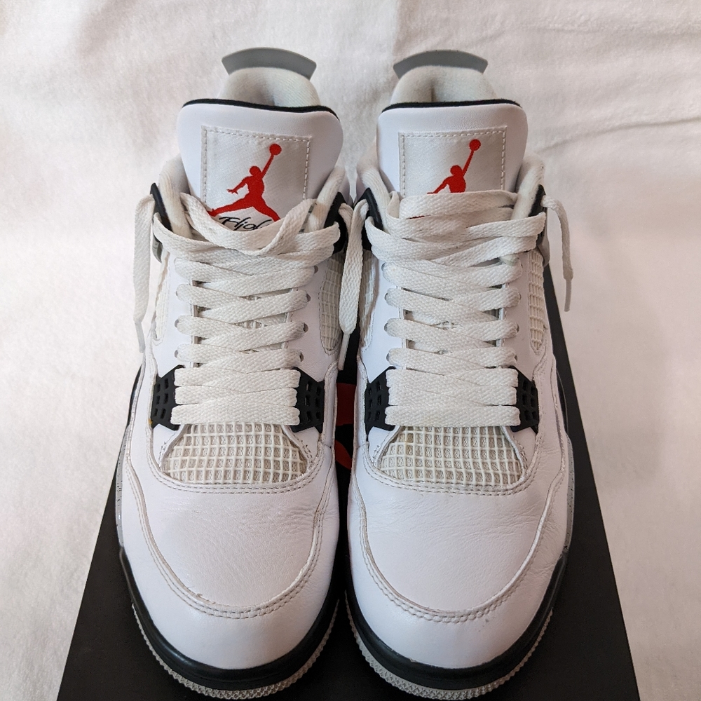 Air Jordan 4 Retro "White Cement Grey."